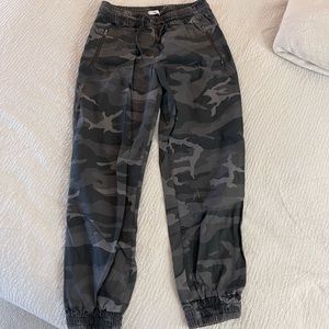 Aritzia TNA gray camo cargo pants/joggers size medium